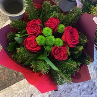 Buchet 5 trandafiri și brad natural