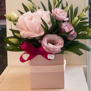 Cutie cu Bujor și lisianthus 