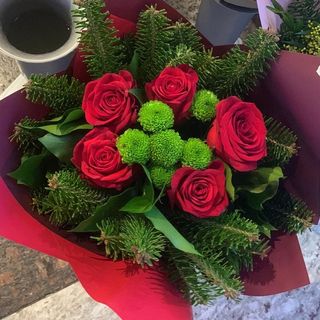 Buchet cu 5 trandafiri și brad natural