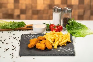 Meniu nuggets (6 buc) si cartofi prajiti