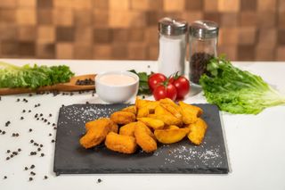 Meniu nuggets (6 buc) si cartofi wedges