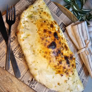 CHEEZY BEEF CALZONE 500 GR