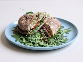 SANDWICH CU PESTO SI CRUDO 300 GR