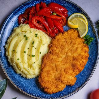 Snitel de Pui cu Cartofi Piure și Ardei Copt 450 gr