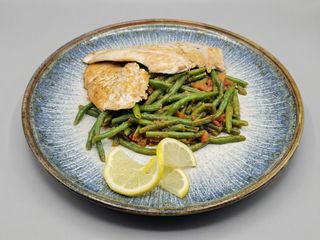 PIEPT DE PUI CU FASOLE VERDE SI ROSII SOTE 400 GR