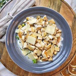 Salata cu pui si avocado