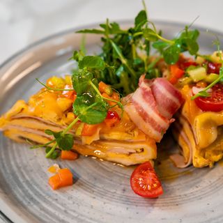 Omletâ cu șuncă și cașcaval