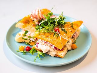 Afra Vegan Focaccia con Legume si Salsa pomodori