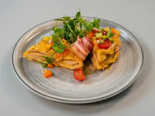 Omletâ cu șuncă și cașcaval