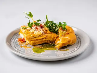 Omletă Caprese Toast