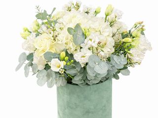 Aranjament în cutie cu flori albe