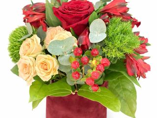 Aranjament mix flori în cutie