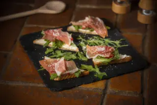 Bruschette cu prosciutto crudo