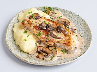 Ceafa de porc la gratar cu sos de hribi