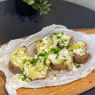 Cartofi zdrobiți cu brânză și ceapă verde