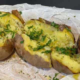 Cartofi zdrobiți cu unt și sare