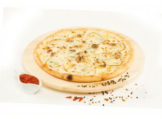 Pizza Quattro formaggi cu pere și nuci