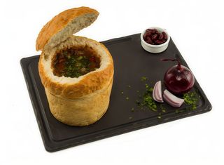 Ciorbă de fasole în pâine