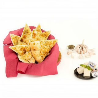 Focaccia Cu Usturoi Și Mozzarella