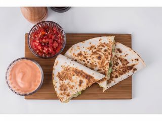 Quesadilla de pui cu cartofi prajiti