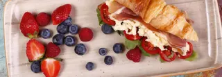 Croisant cu prosciutto crudo și ouă pufuoase