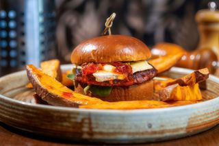 Burger de vită Wagyu cu cartofi dulci