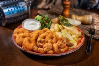 Fructe de mare Fritti cu bruschete și cartofi alandala