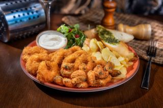 Fructe de mare Fritti cu bruschete și cartofi alandala