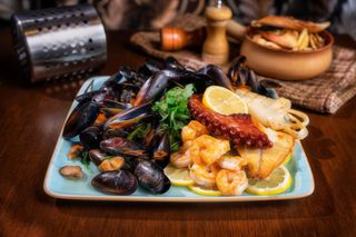 Platou fructe de mare cu bruschete și cartofi alandala