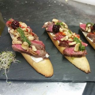 Bruschete cu prosciutto crudo, cremă de branz și ardei copt (270g)