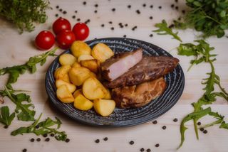 Meniu ceafă porc marinata,cartofi  bravas