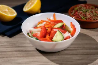 Salată de roșii și castraveți