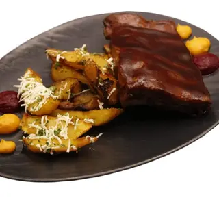 Scăriță de porc cu sos barbeque, cartofi rustici, mix de salată verde
