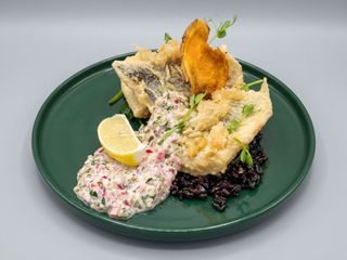 Dorada regală în tempura cu orez negru