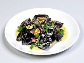 MIDII ÎN SOS DE VIN ALB