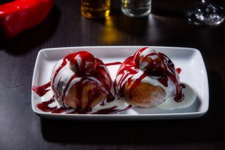 Papanași cu dulceață și smântână