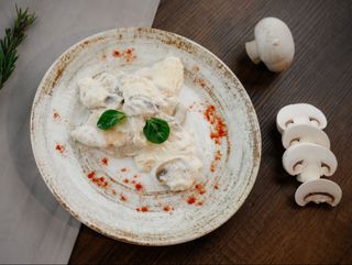 Piept de pui în sos de ciuperci și smântână