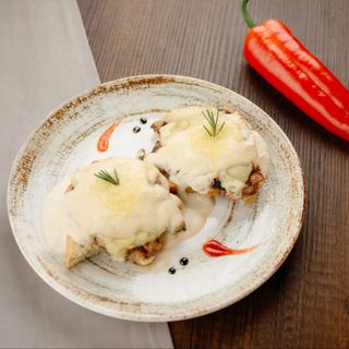 Medalion de porc gratinat cu sos alb