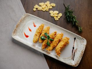 Mini-snitele din piept de pui in fulgi de porumb