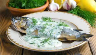 Pastrav cu smantana si verdeturi