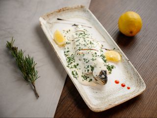 Pastrav cu smantana si verdeturi