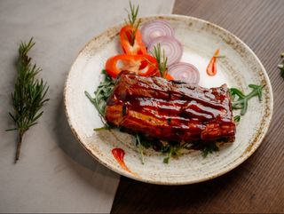 Coasta de porc la gratar