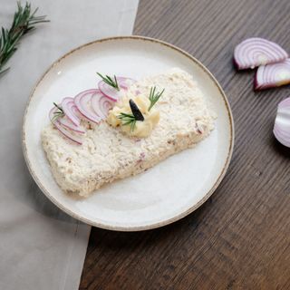 SALATA DE PUI CU CEAPA ROSIE SI MAIONEZA ( cu precomanda de 4h )