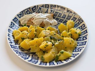 Piept de pui cu sos gorgonzola și cartofi natur