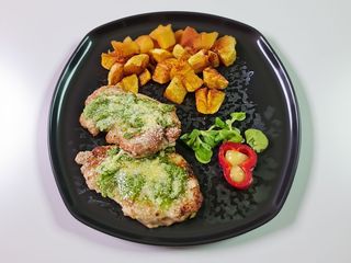 Cotlet de porc cu sos pesto și cartofi aurii