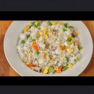 Orez prajit cu piept pui si legume