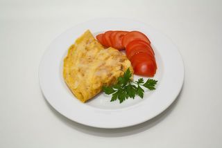 Omletă cu șuncă și cașcaval