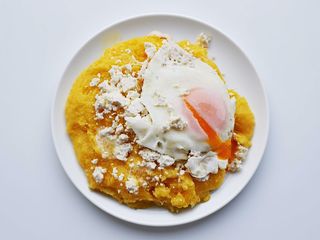 Mămăliguță cu brânză, smântână și ou