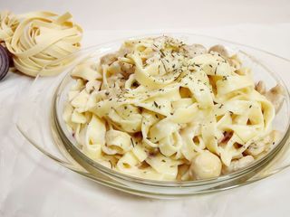 Tagliatelle cu sos de ciuperci hribe și smântână dulce