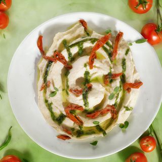 Hummus cu pesto și roșii uscate